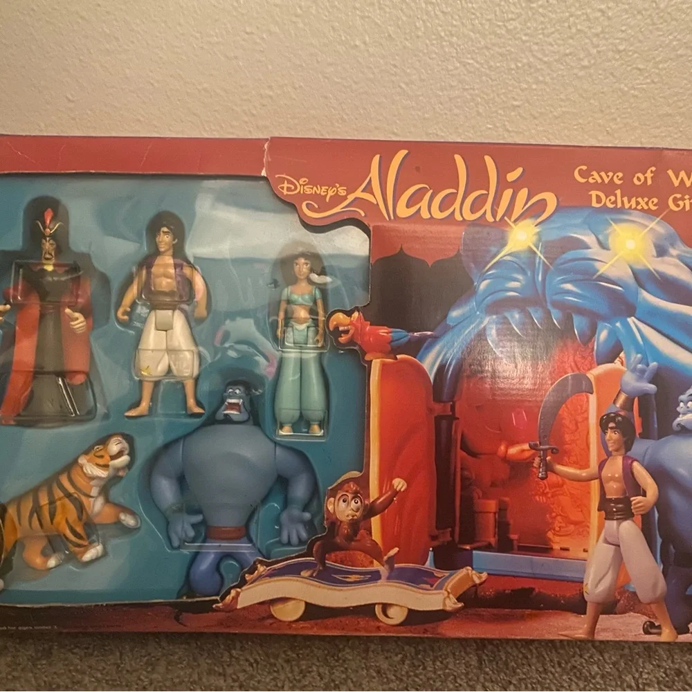 Disney's ALADDIN Cave of Wonders Deluxe Gift Set, 28 Pieces. - Picture 6 of 9